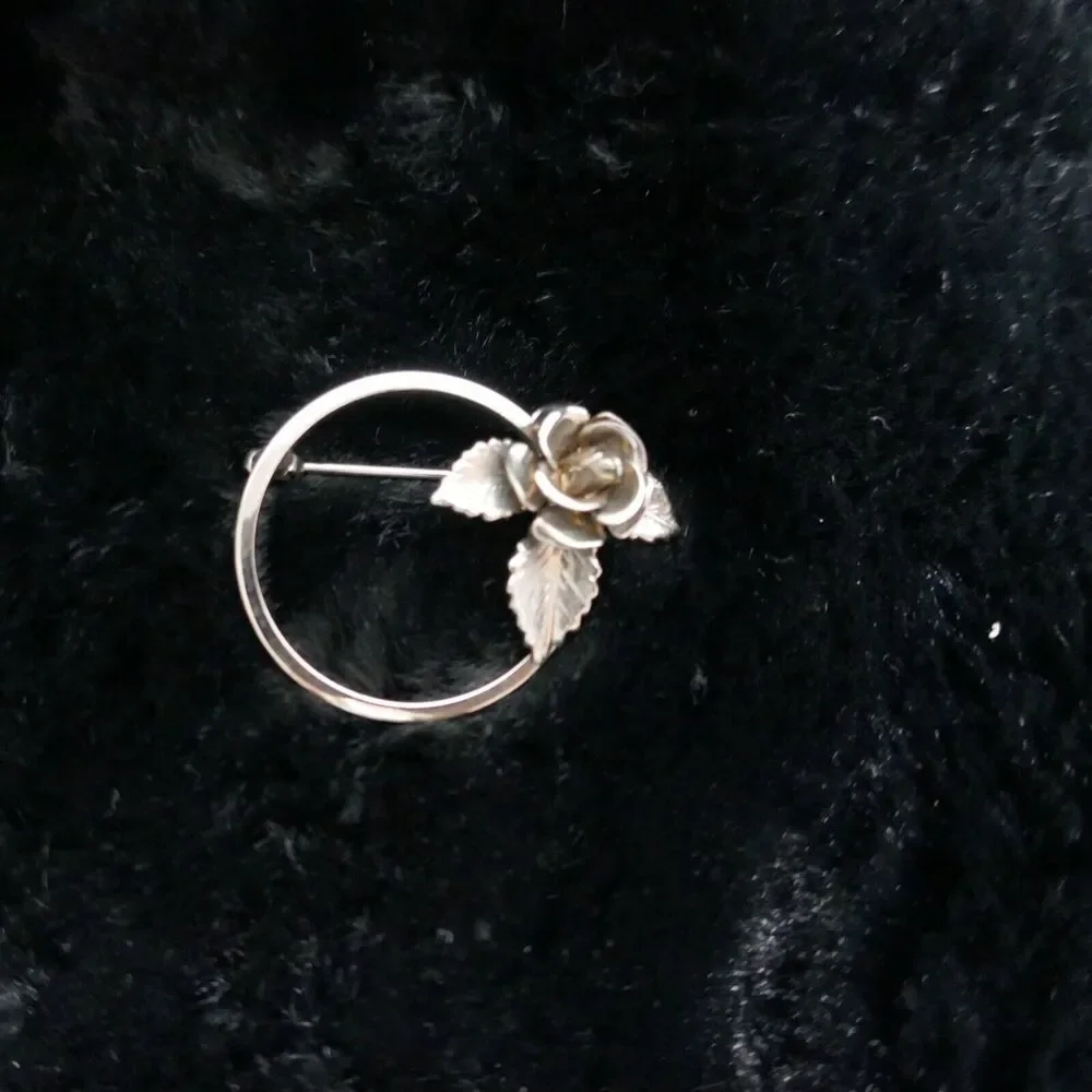 Vintage Signed Giovanni Brooch Silver Tone Rose Flower Blossom Circle Wreath